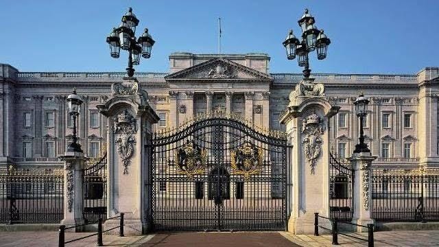 Driver arrested after smashing car into Buckingham Palace entrance