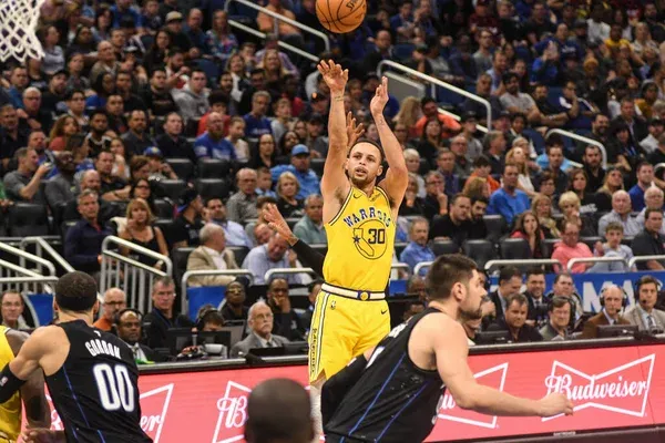 Curry's Comeback Game Ignites Warriors to Victory Over Los Angeles Lakers