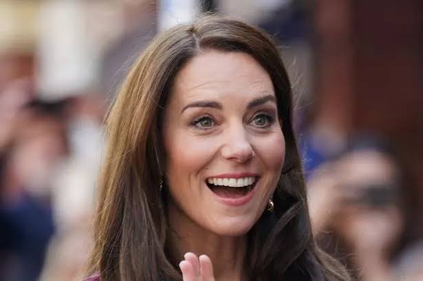 Kate waving to the public 